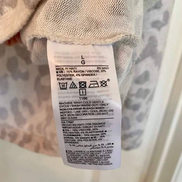 OLD NAVY - Leopard Print Crew Neck Sweater - In perfect condition! 🤍🖤 - Picture 3 of 5